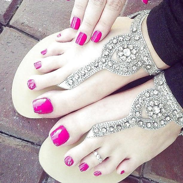 25P Best cum on her feet (nice feet)