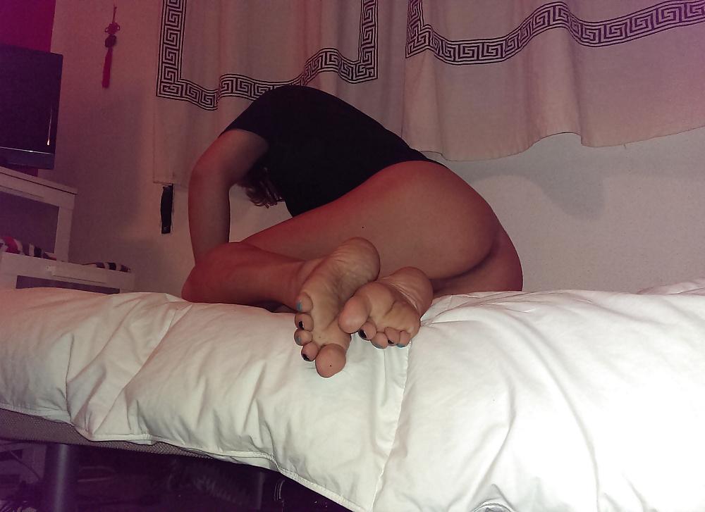 15P Sissy Boy nude on bed selfies