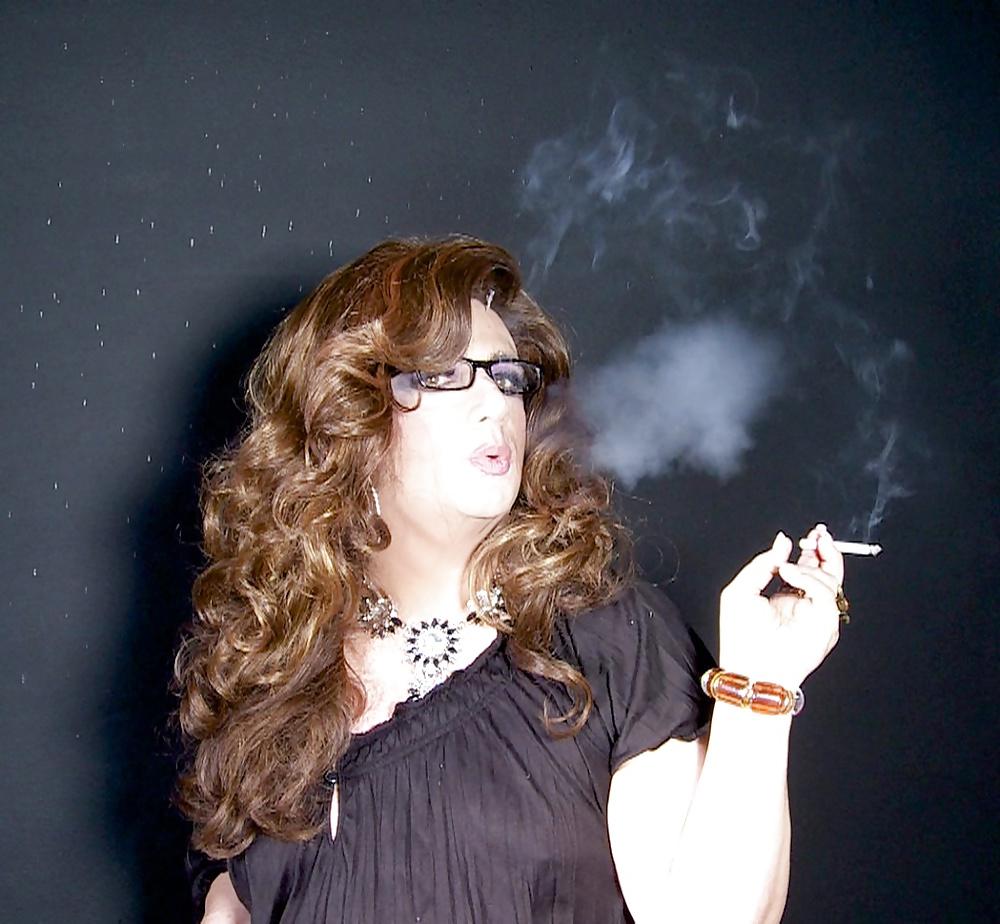 11P Smoker sissy Tia