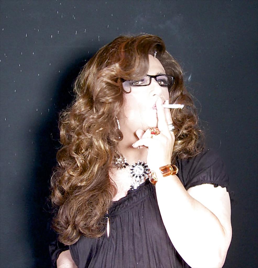 11P Smoker sissy Tia