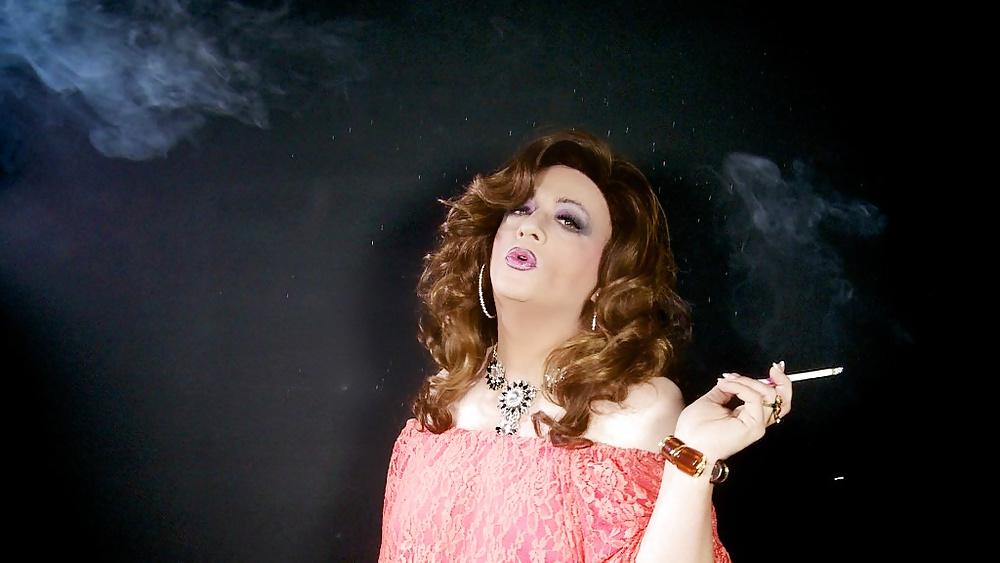 11P Smoker sissy Tia