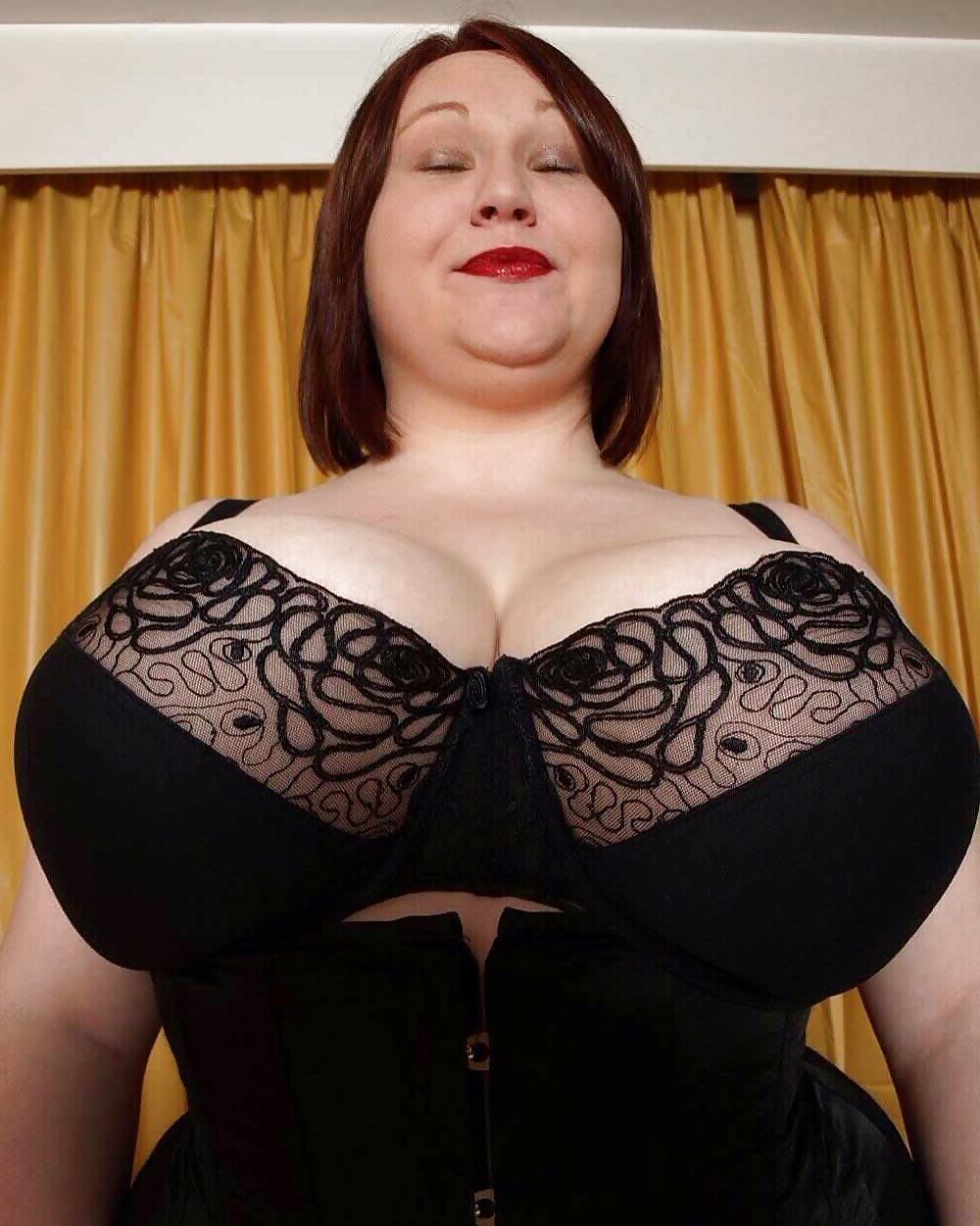 25P Huge Tits in Bras