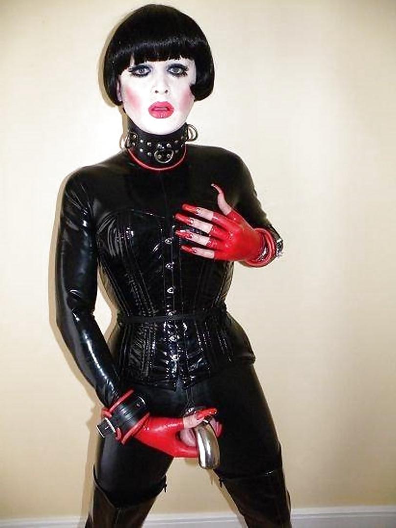 25P Sissy in chastity