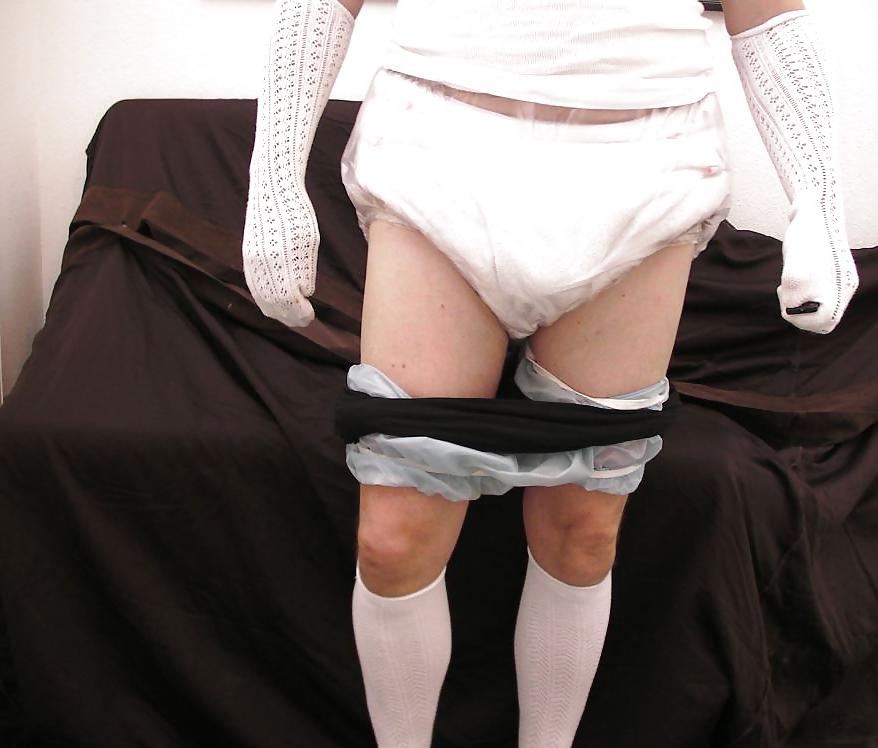 25P Diapered sissy kwearing kneesocks