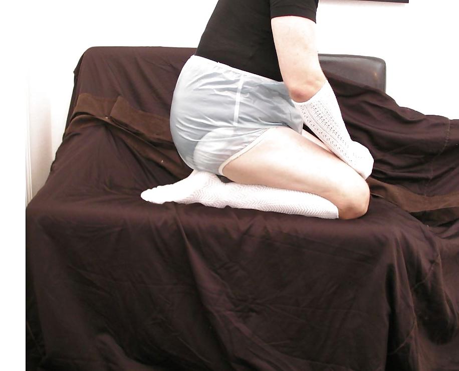 25P Diapered sissy kwearing kneesocks