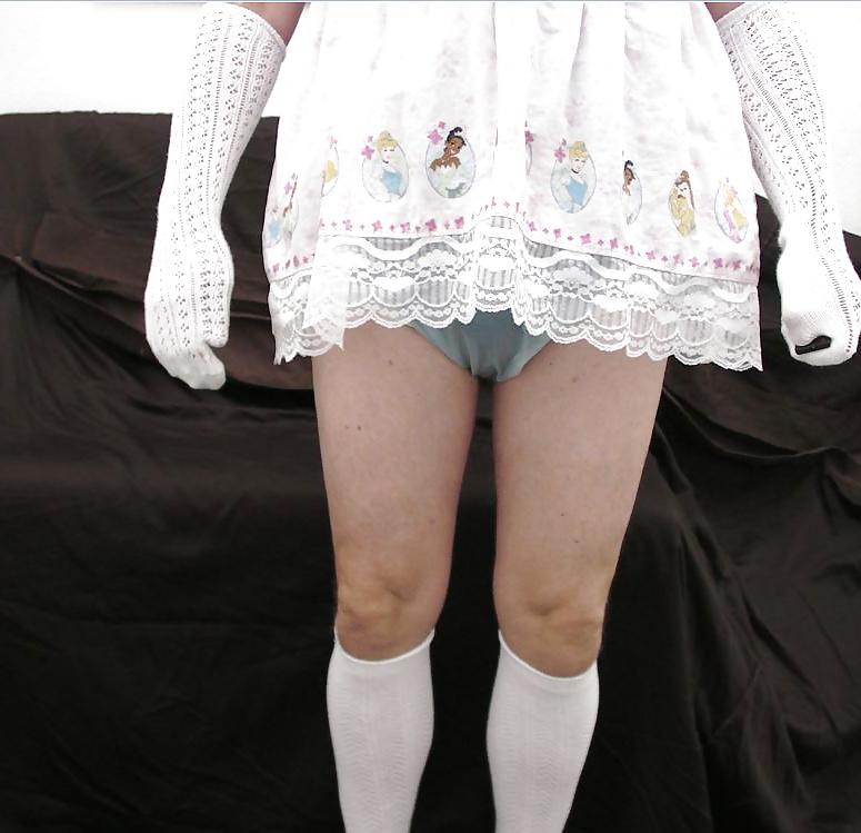 25P Diapered sissy kwearing kneesocks