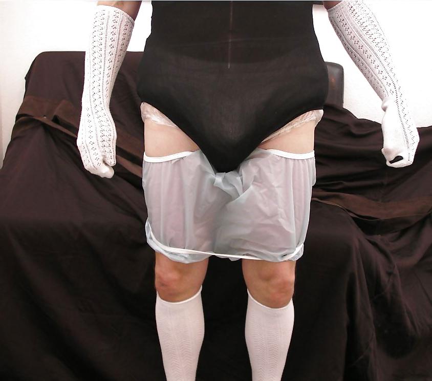 25P Diapered sissy kwearing kneesocks
