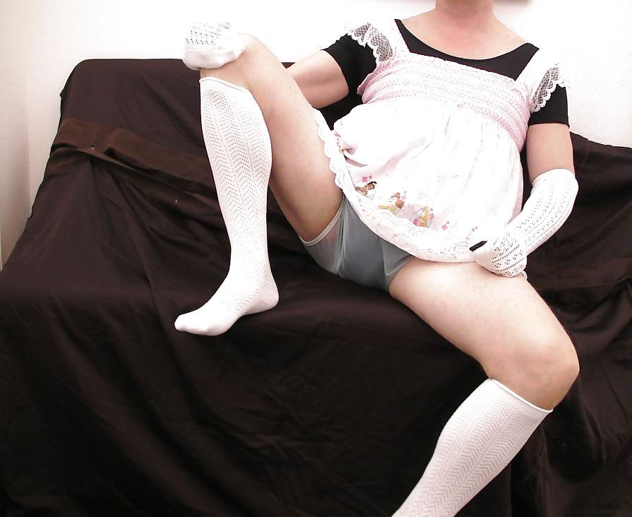 25P Diapered sissy kwearing kneesocks