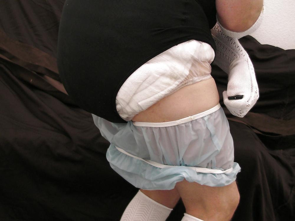 25P Diapered sissy kwearing kneesocks