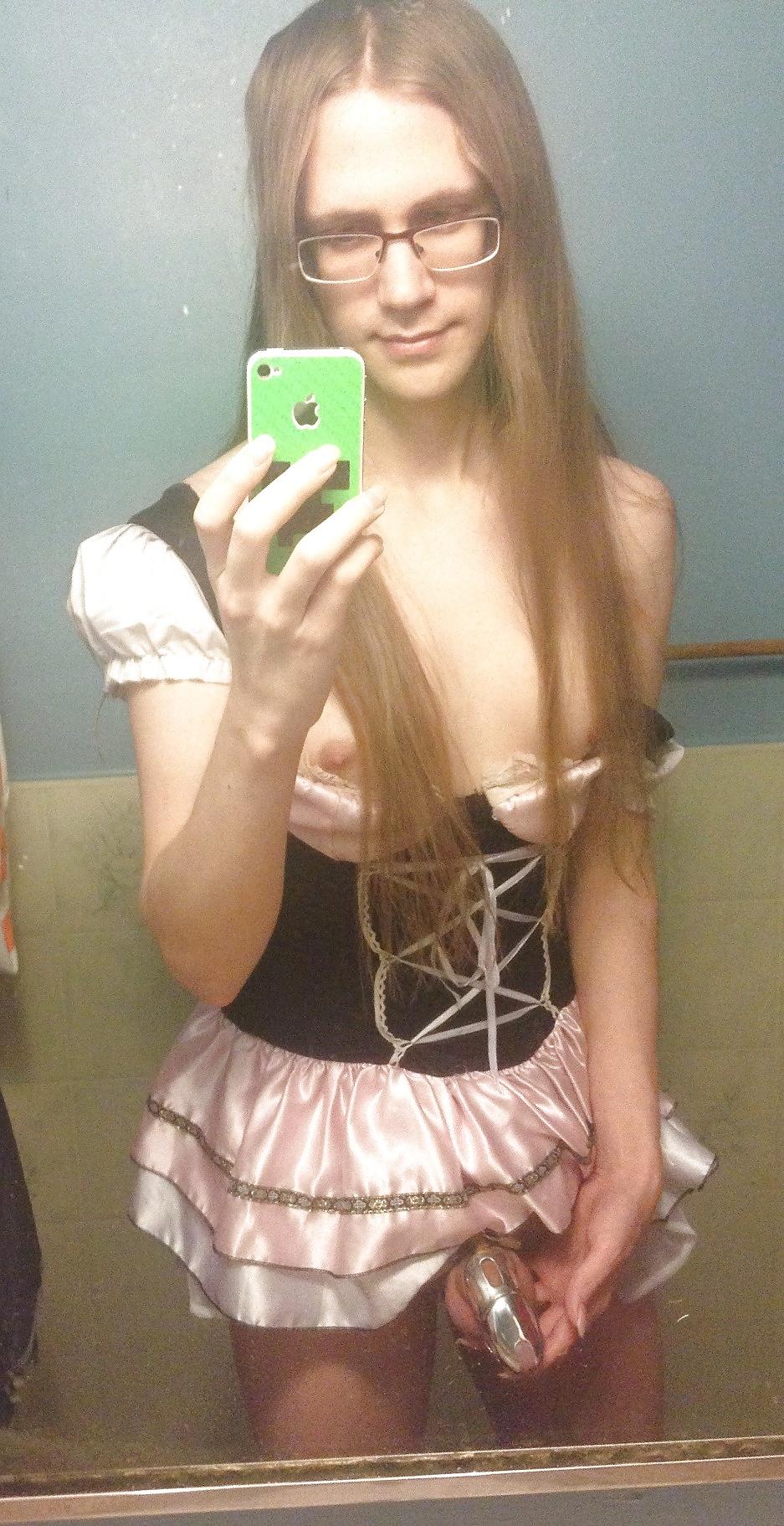 25P Amazing Sissy in chastity