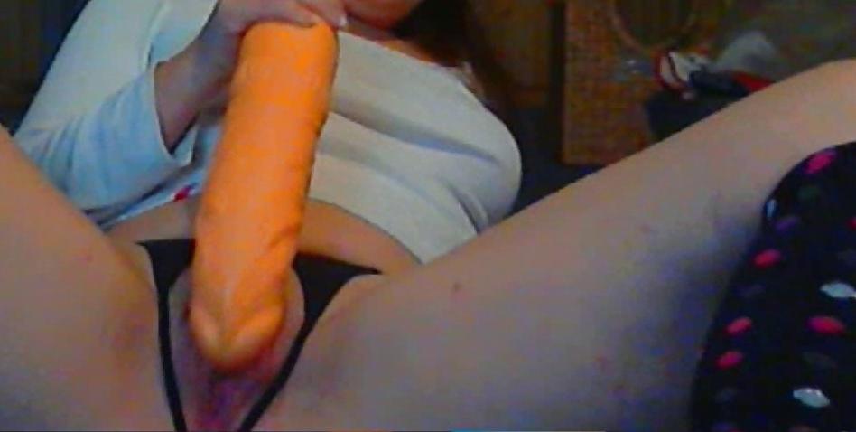 20P Playing with huge Dildo