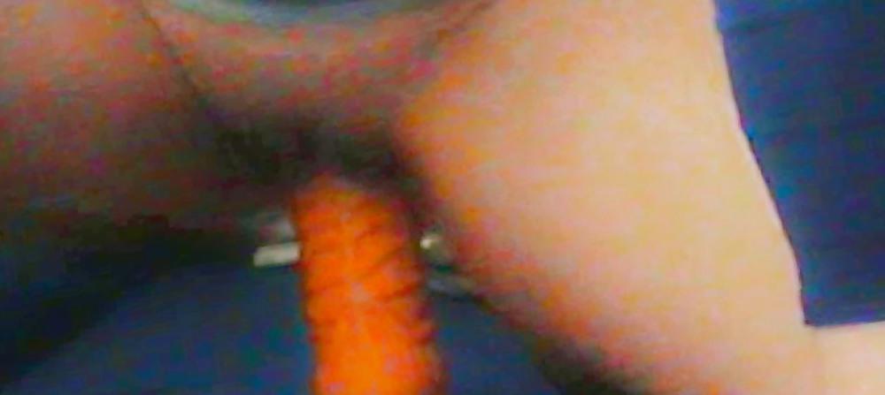20P Playing with huge Dildo