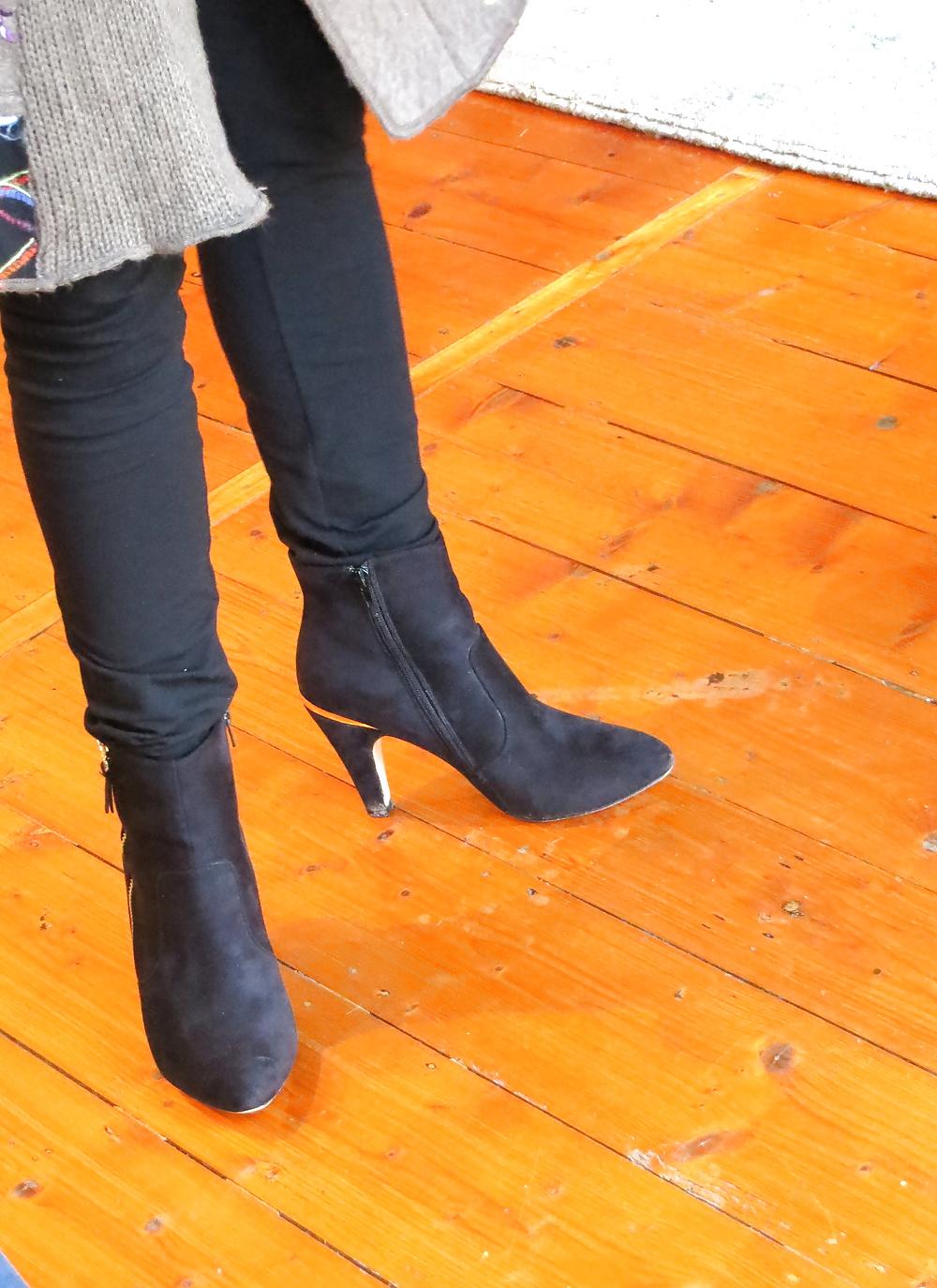 25P Can't resist sharing Michelle's sexy feet again and again...