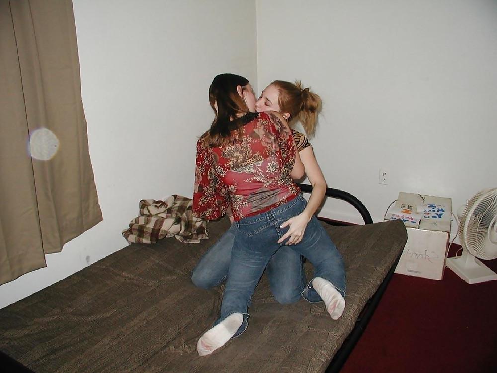 25P Sexy Les Couple Playing