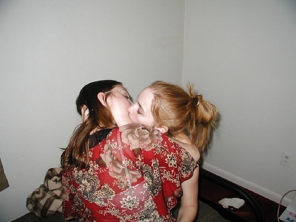 25P Sexy Les Couple Playing