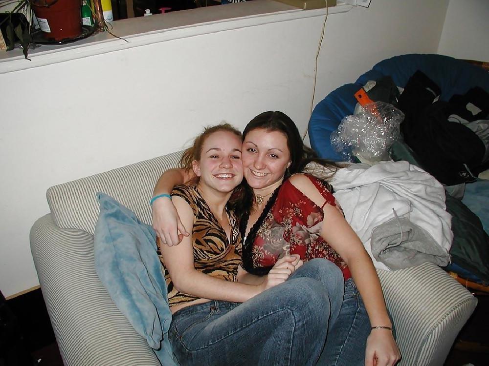 25P Sexy Les Couple Playing