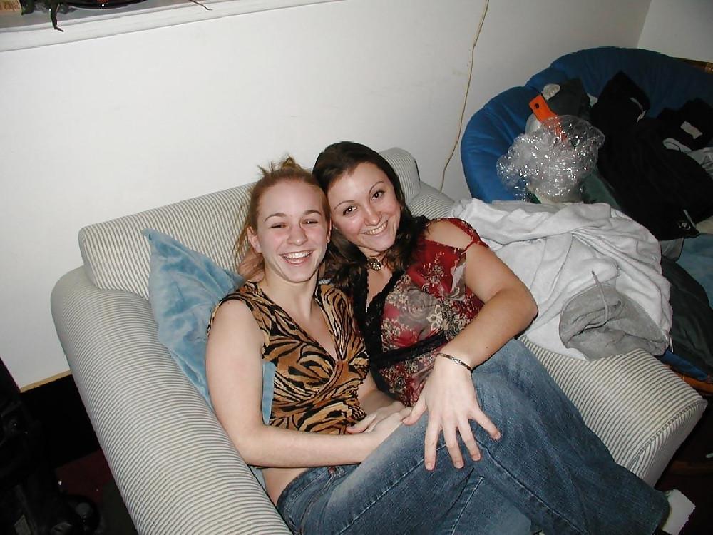 25P Sexy Les Couple Playing