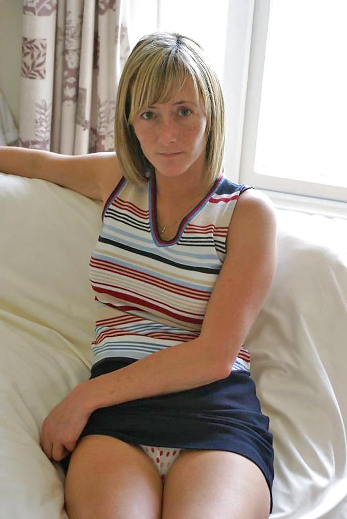 23P Take a peek under the skirt 05