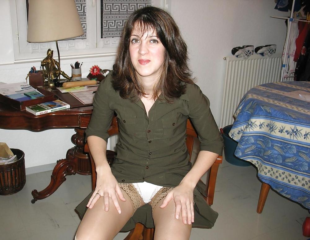 23P Take a peek under the skirt 05