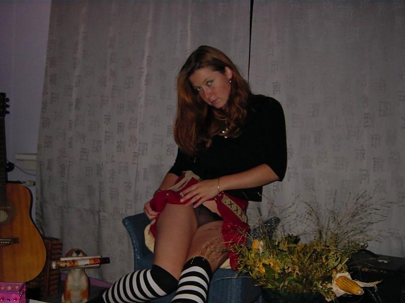 25P Take a peek under the skirt 01