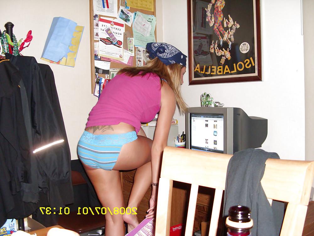 16P Slim Blonde MILF