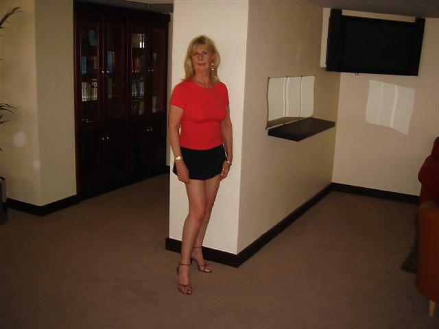 7P Hot mini skirt leggy granny in Dubai !
