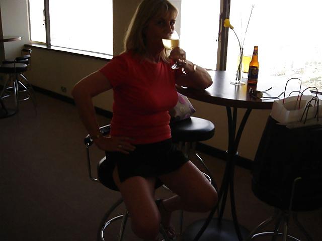 7P Hot mini skirt leggy granny in Dubai !