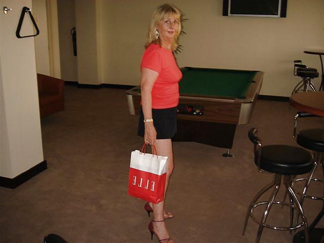 7P Hot mini skirt leggy granny in Dubai !