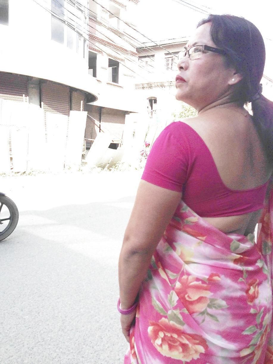 25P Sexy Nepali aunty with huge ass in saree