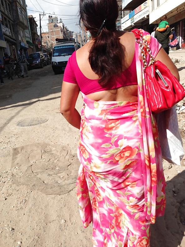 25P Sexy Nepali aunty with huge ass in saree