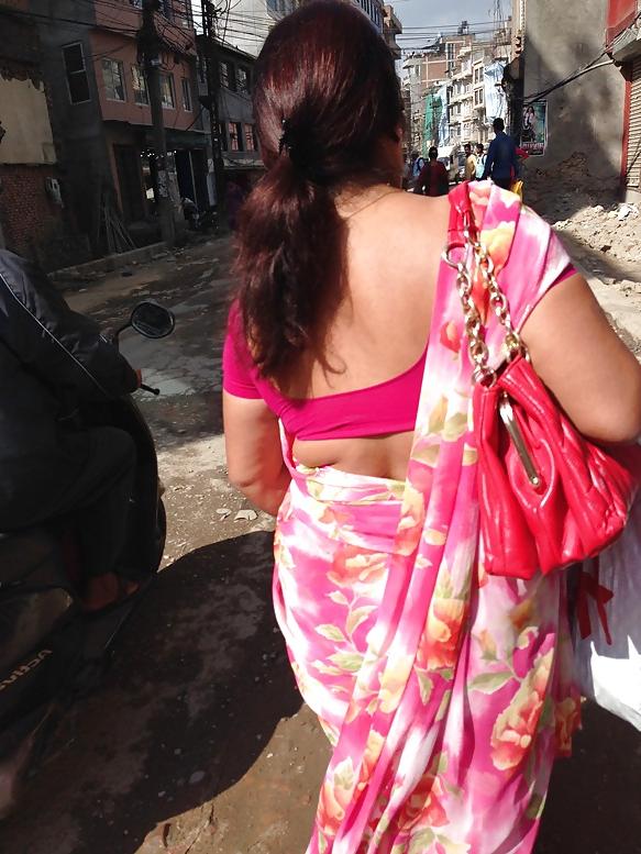25P Sexy Nepali aunty with huge ass in saree