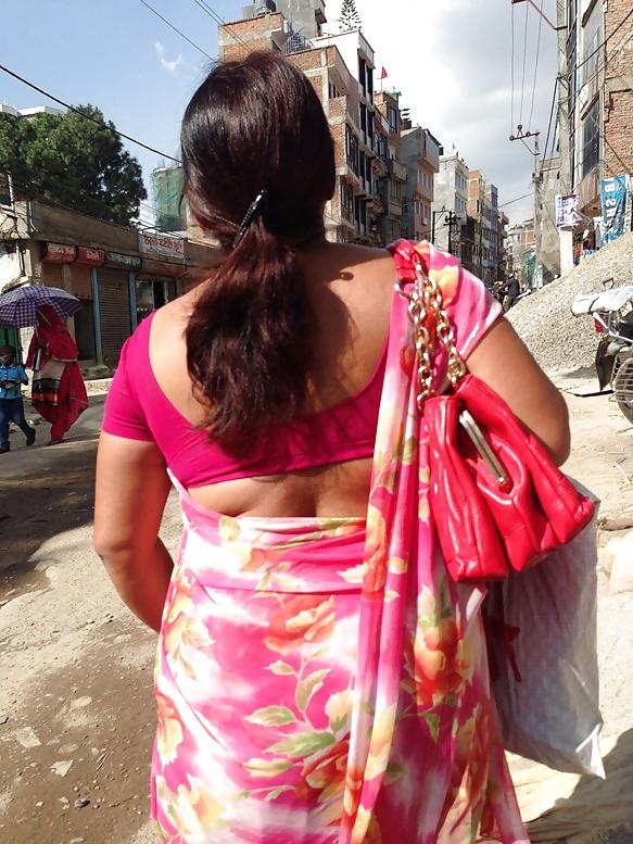 25P Sexy Nepali aunty with huge ass in saree