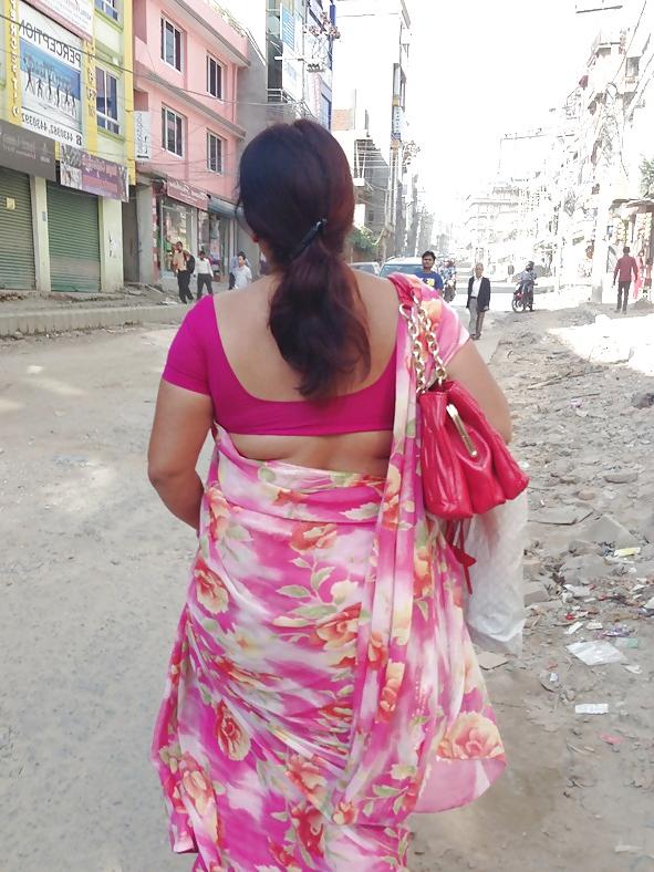 25P Sexy Nepali aunty with huge ass in saree