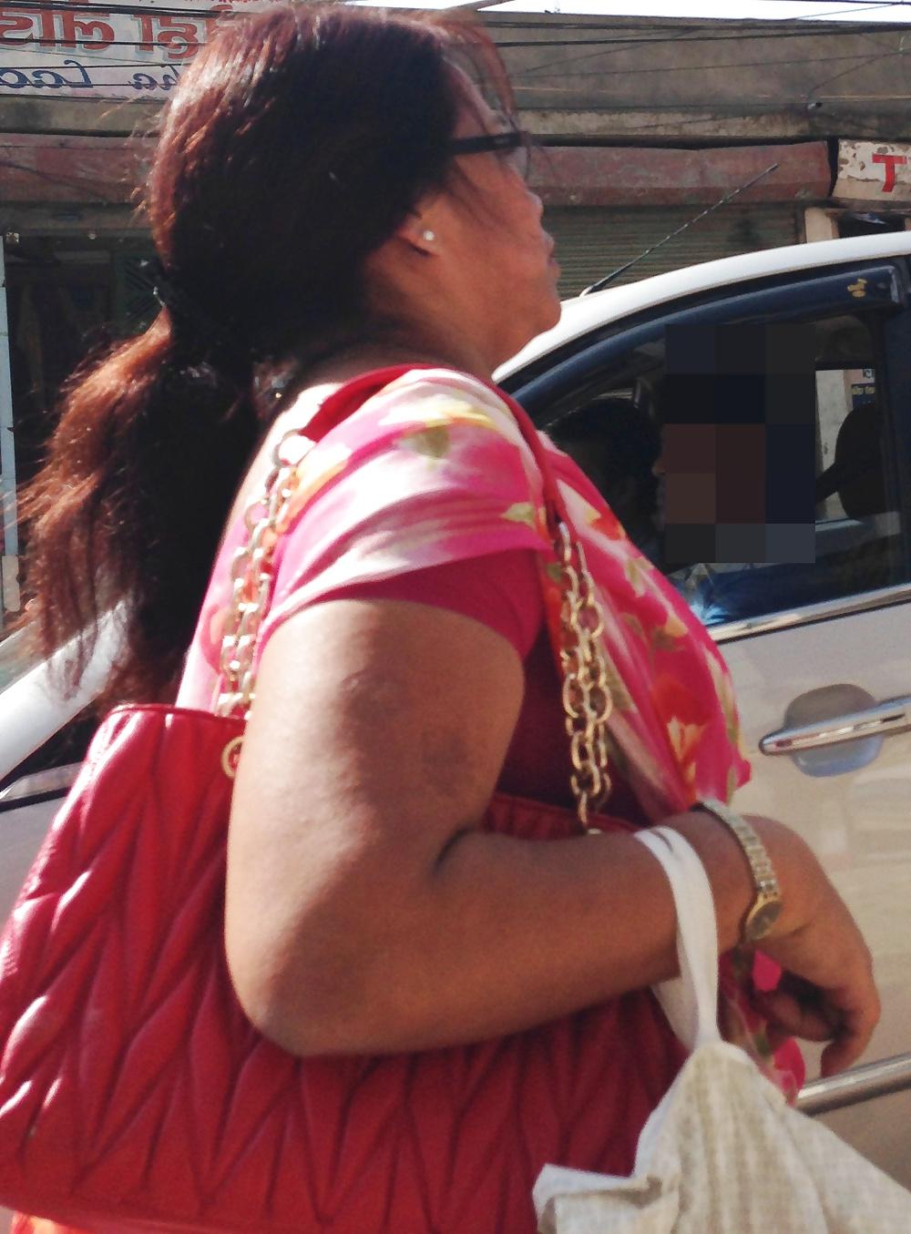 25P Sexy Nepali aunty with huge ass in saree
