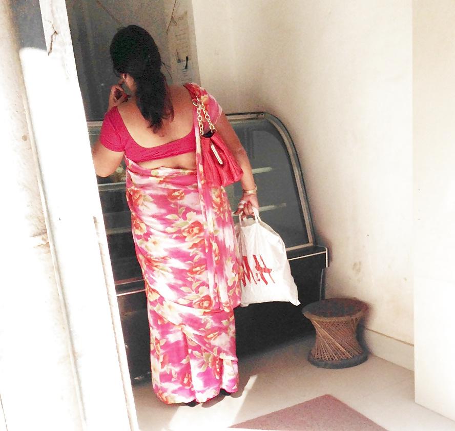25P Sexy Nepali aunty with huge ass in saree