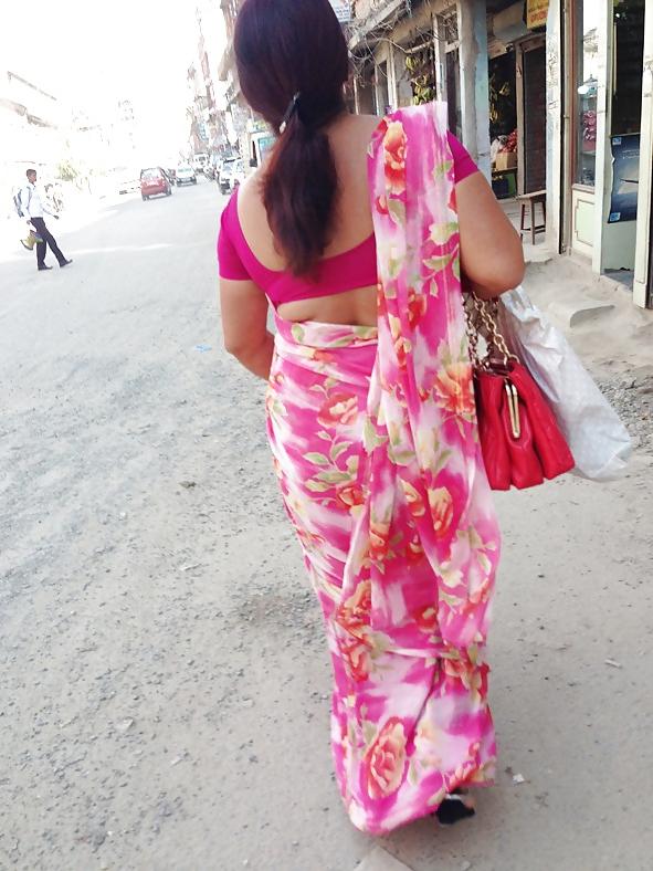 25P Sexy Nepali aunty with huge ass in saree