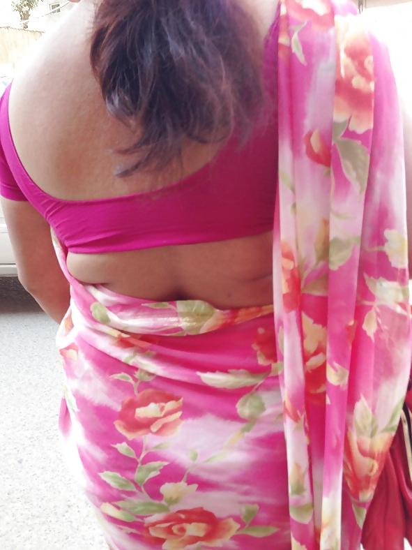 25P Sexy Nepali aunty with huge ass in saree