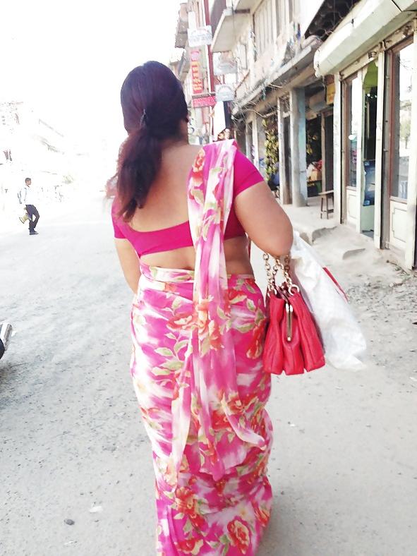 25P Sexy Nepali aunty with huge ass in saree