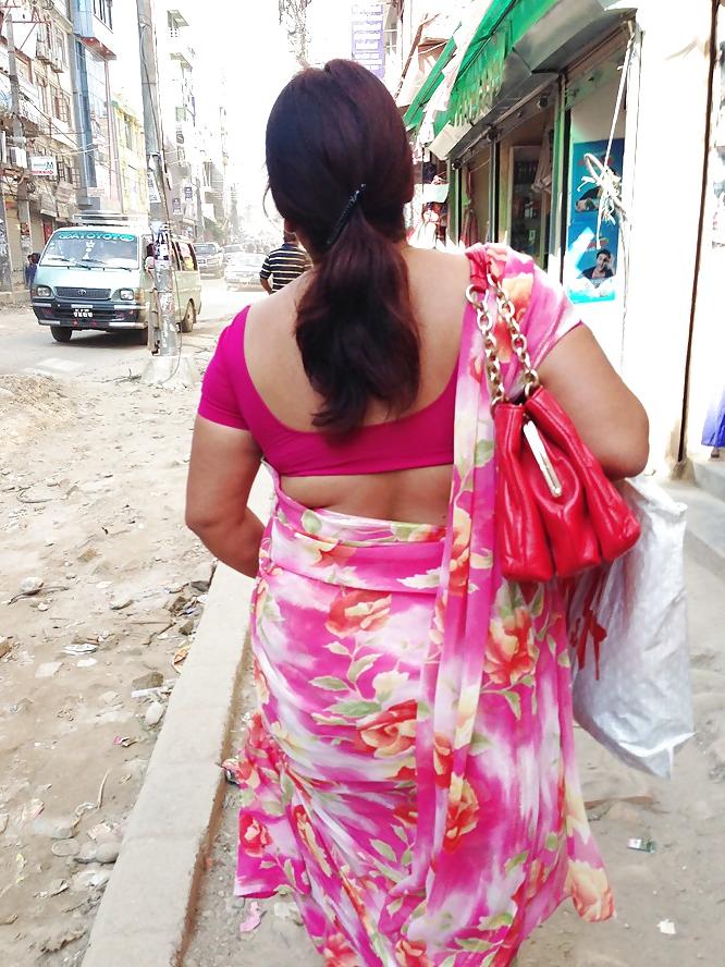 25P Sexy Nepali aunty with huge ass in saree