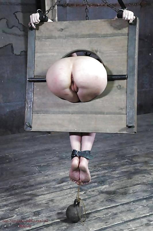 25P Pillory stocks outdoor