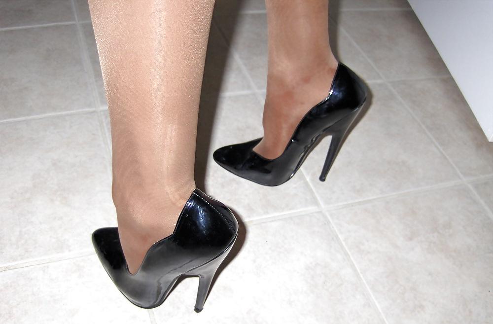 25P Mature friend in pantyhose take my cum on heels