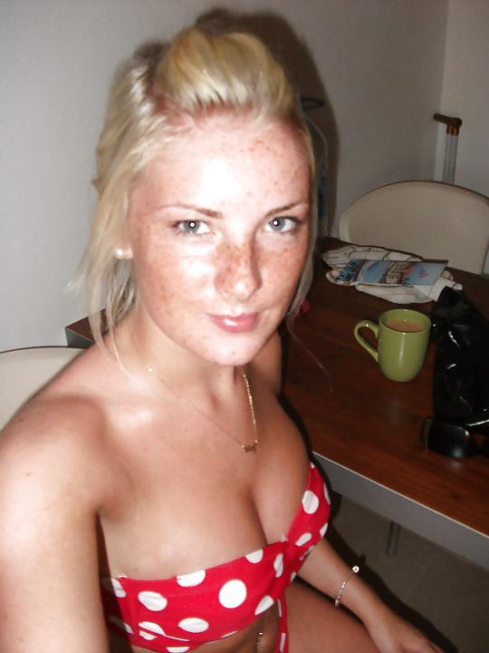 16P Cute slim Jade's bikini body