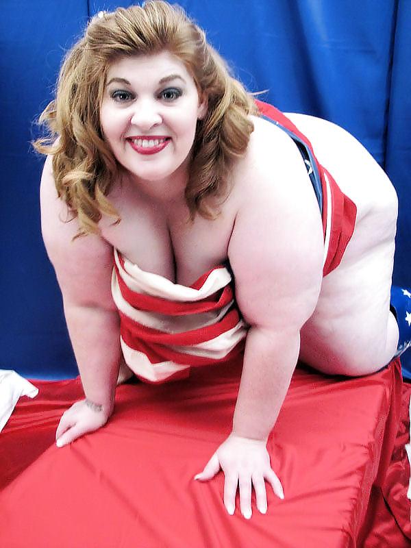 25P Redhead SSBBW showing her patriotism and her huge ass