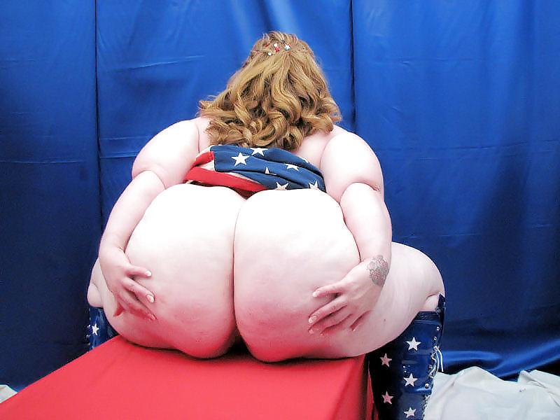 25P Redhead SSBBW showing her patriotism and her huge ass