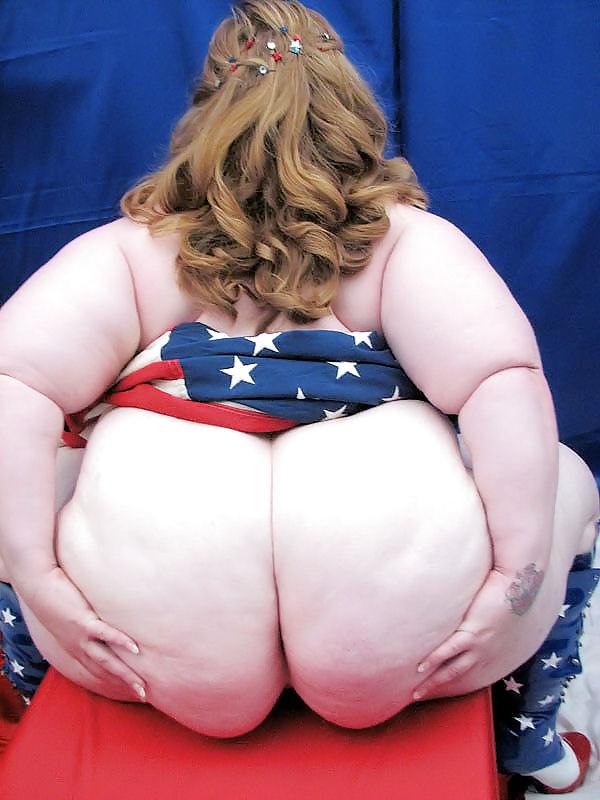 25P Redhead SSBBW showing her patriotism and her huge ass
