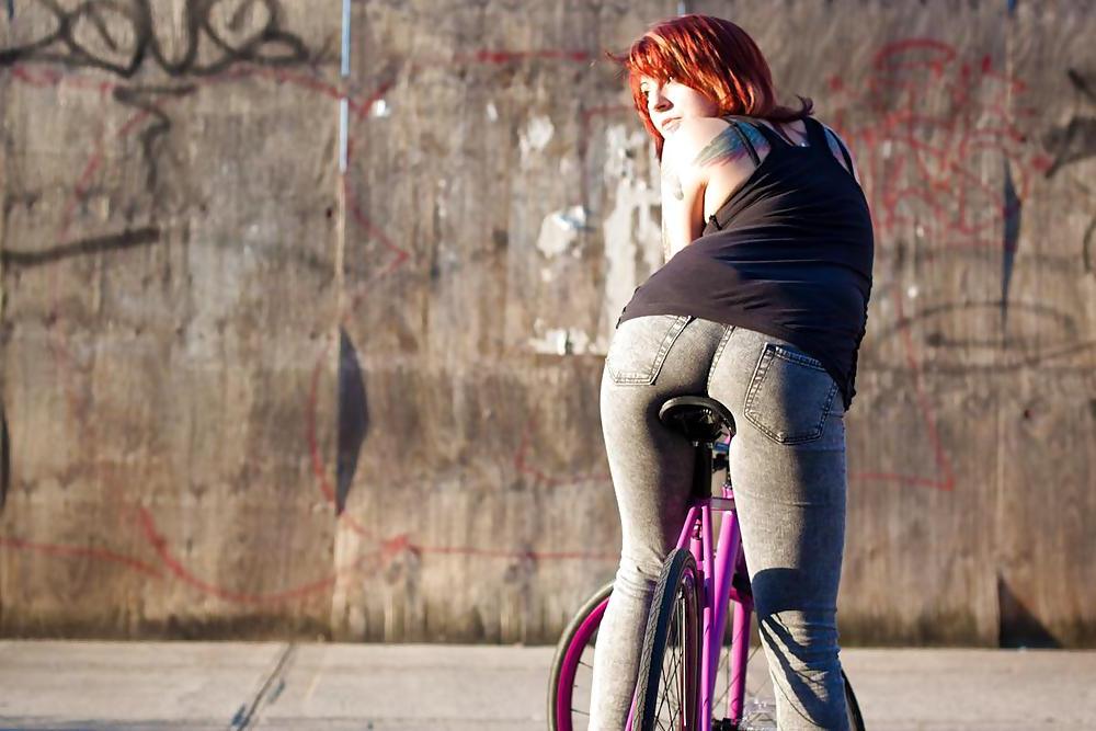 25P Random skinny girls