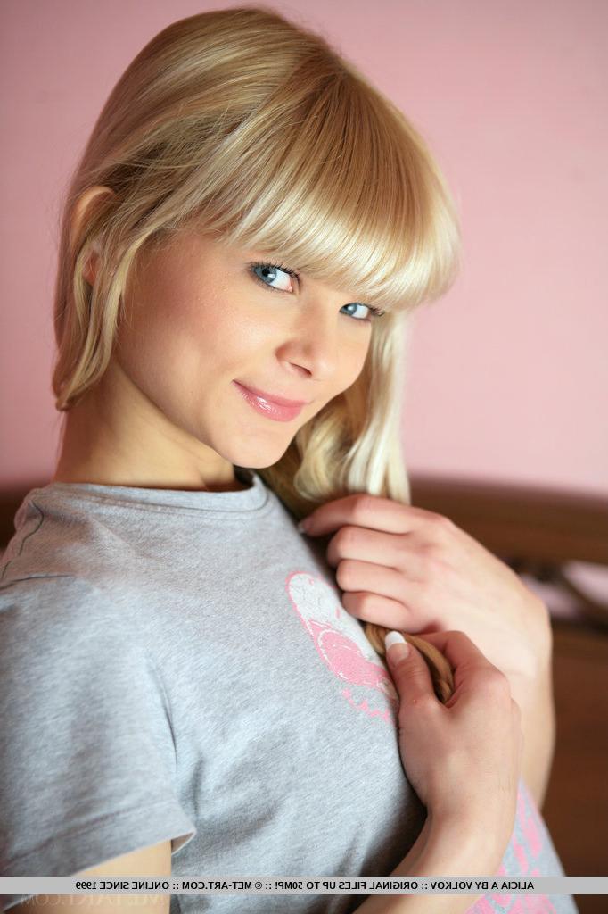 18P Skinny teenage playgirl Alicia enjoys stripping down on the bed