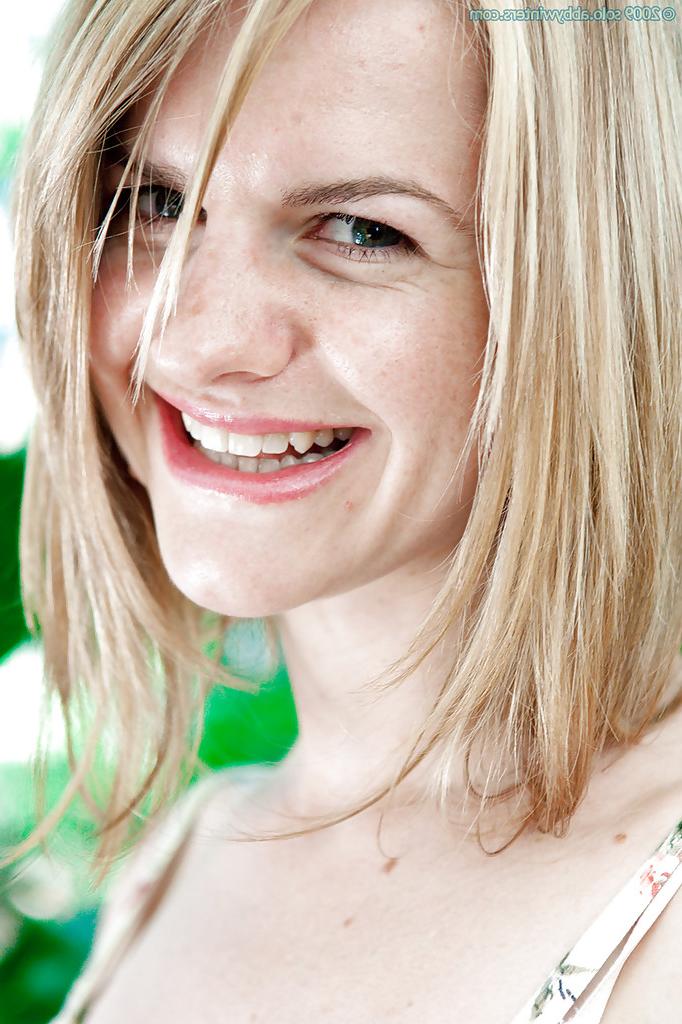 16P Blonde amateur Natalie P rids skirt in outdoors for nude modelling
