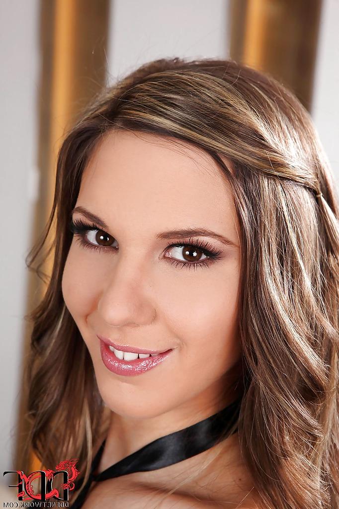 16P Süßes und gut aussehendes Babe mit feinem Arsch, Candy Sweet, hebt ihren Rock hoch