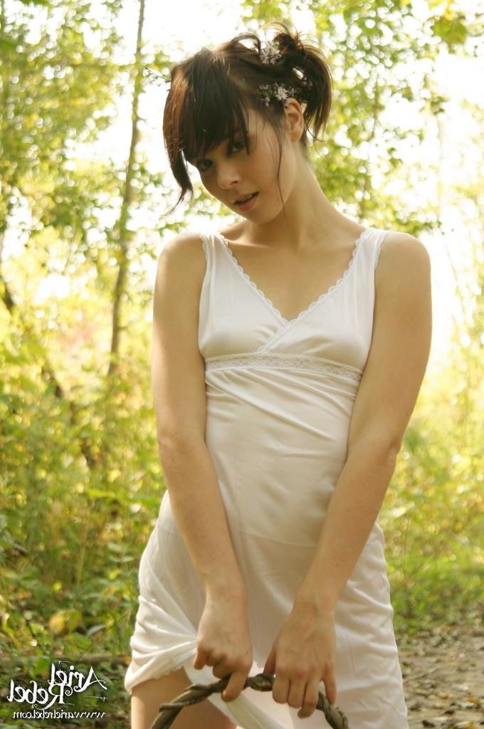 15P Ariel gives us a peek up her skirt